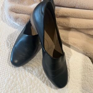 EUC Black Leather Women's Slip-on Loafers made for comfort and style!